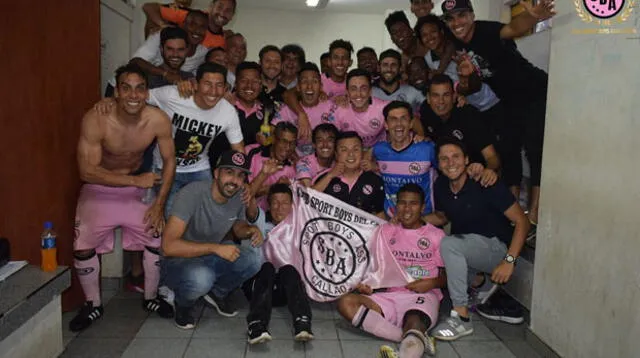 Festejo de los rosados en su camerino tras el triunfo  ante Sport Victoria