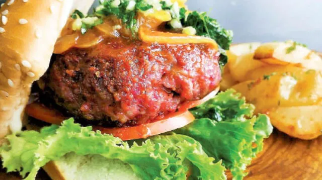 Bife de chorizo con salsa criolla
