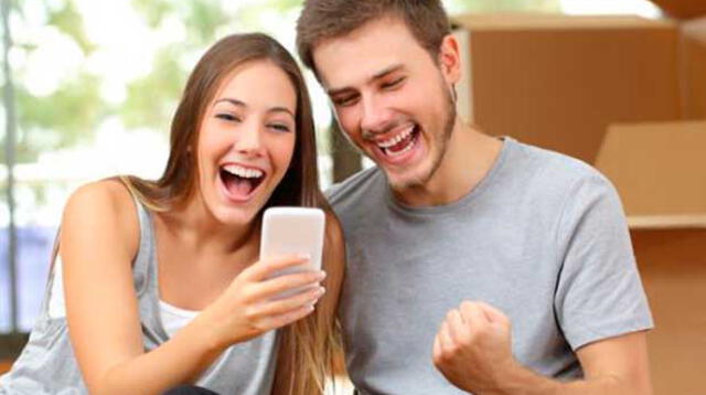 El 70% de las mujeres indicó que por lo menos una vez al día su pareja revisa el celular mientras comen o están juntos