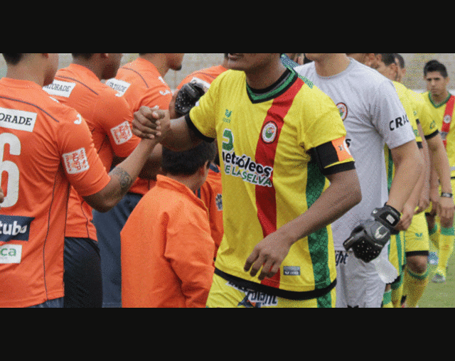 Lee Andonaire saludando a los jugadores del César Vallejo. FOTO: Segunda División