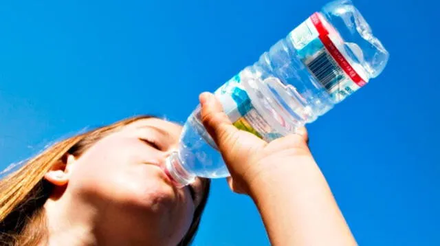 Beba en promedio 2 litros de agua al día