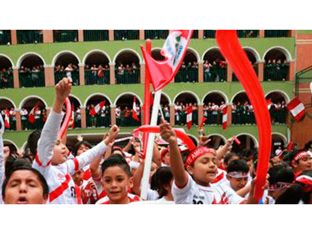 Escolares alientan a la selección peruana 