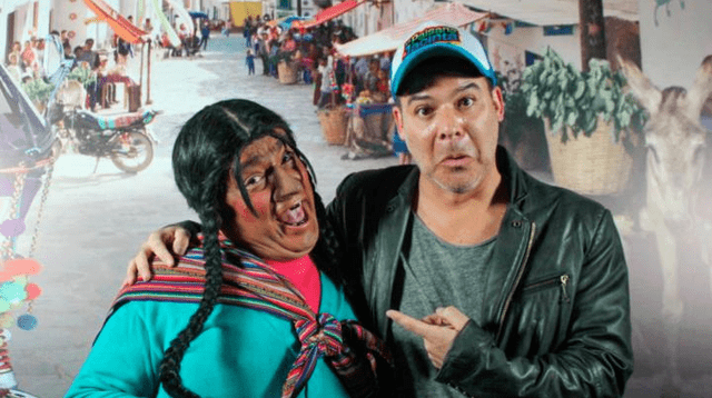 La Paisana con el director de la película Adolfo Aguilar