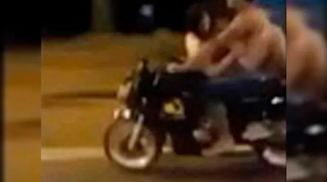 Pareja es captada mientras tenía sexo en una motocicleta en movimiento