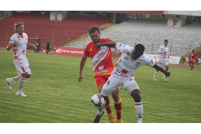 Montes con gol depenal salvó al Huancayo de una derrota en casa