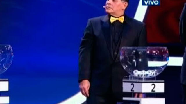 ¿Qué miraba con tanta atención Diego Maradona durante el sorteo del Mundial? | Captura de pantalla: Latina