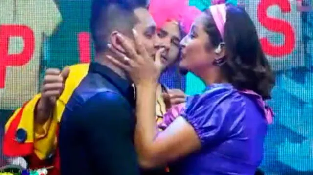 Karla Tarazona sorprende a todos al besarse con cantante de cumbia