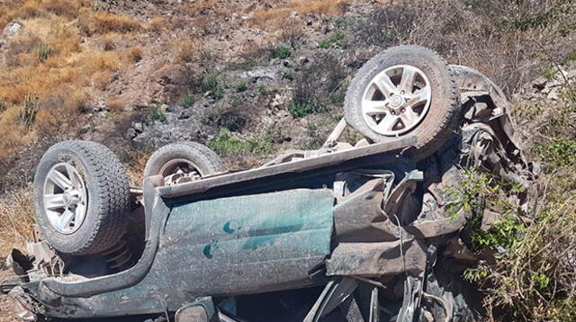 Tres escolares mueren tras volcadura de camioneta municipal en Arequipa