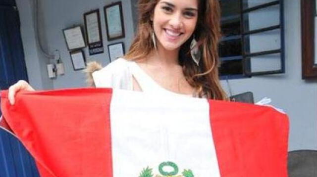 Korina Rivadeneira con la bandera de nuestro país.