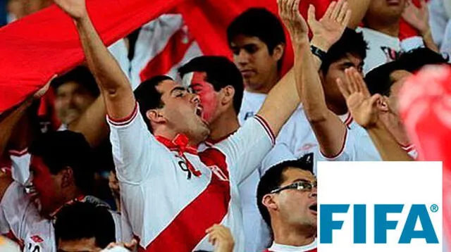 Hinchas de la selección peruana y logo de la FIFA