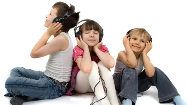 Niños escuchando música