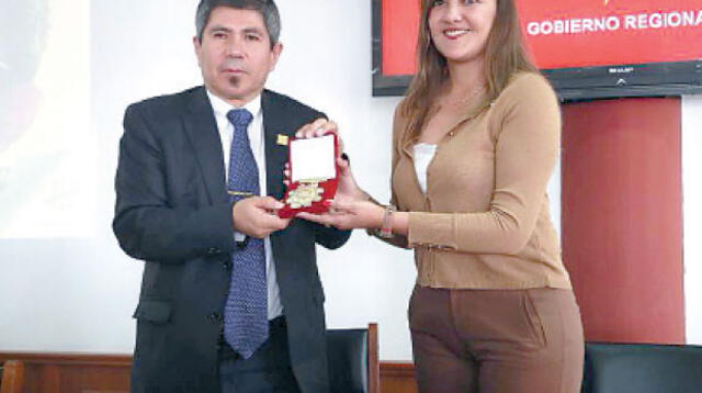 Arequipa condecoró al ajedrecista Julio Granda 
