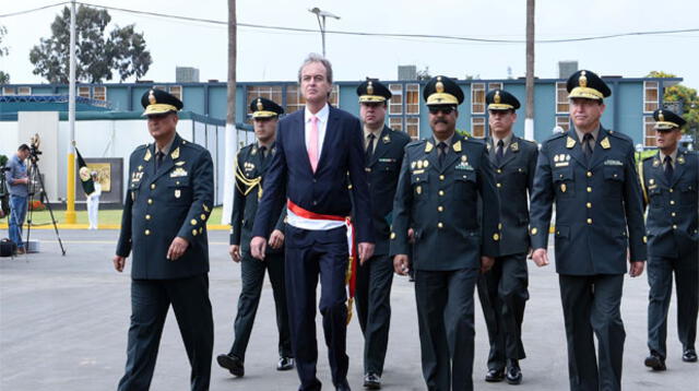 El ministro del Interior Carlos Basombrío con el alto mando policial