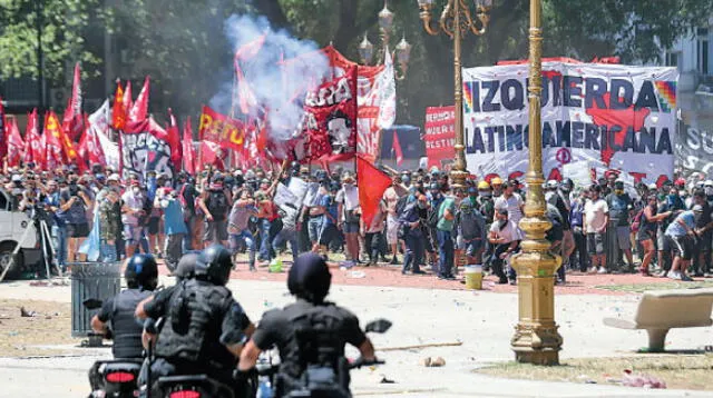 Plaza del Congreso queda arrasada por los enfrentamientos.