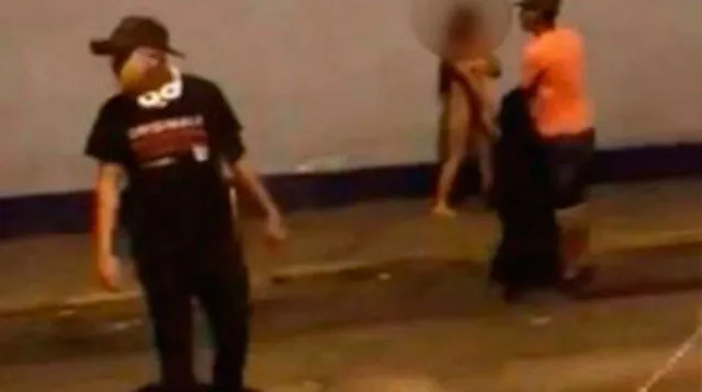 Hombre golpea a su hija y luego la deja desnuda en medio de la calle