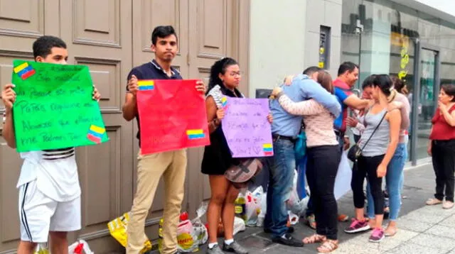 Venezolanos piden abrazos por Navidad en el Centro de Lima 