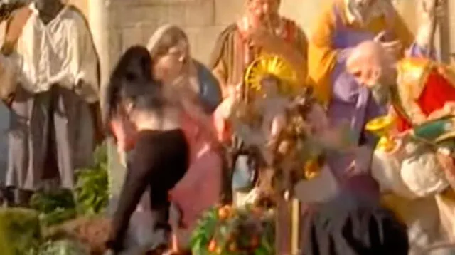 Mujer en topless intentó robar al Niño Jesús de su pesebre en el Vaticano 