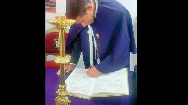 Edison Flores firma hermandad del Señor de los Milagros