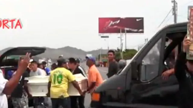 Pobladores bloquean Panamericana Sur y exigen la construcción de un puente peatonal