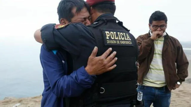 El pésame de un policía a uno de los padres de las víctimas del accidente de Pasamayo | Foto: Flavio Matos
