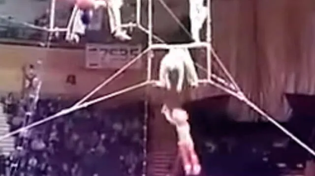  Acróbata de circo cae al dar piruetas en el aire