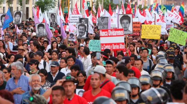 Movilización contra el indulto a Fujimori inició a las 6 de la tarde. Fotos: Marco Cotrina