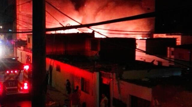 Incendio se registra este jueves en Barrios Altos. Foto: Twitter