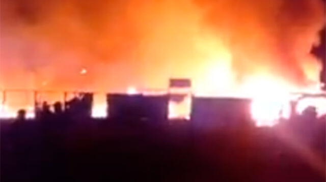 Intenso fuego en incendio de centro comercial de Chincha