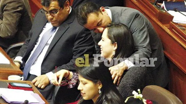 Richard Acuña se muestra cariñoso con Marisa Glave, su colega en el parlamento nacional