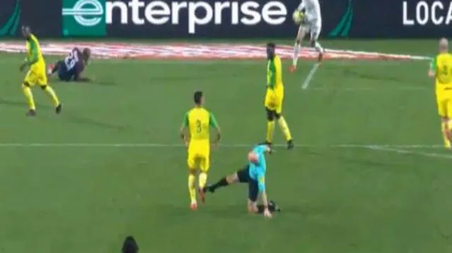 El árbitro del partido entre PSG y Nantes protagonizó un particular episodio