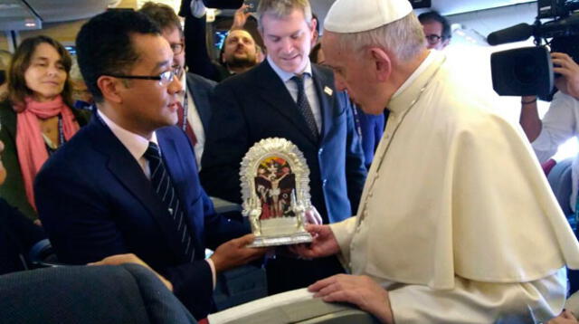 Papa Francisco recibe replica del cristo moreno en Chile por parte de periodista 