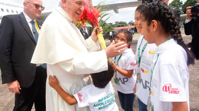 Papa Francisco fue recibido por niños en Puerto Maldonado