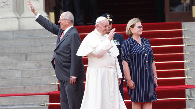 Papa Francisco se va de Palacio de Gobierno tras un breve paseo