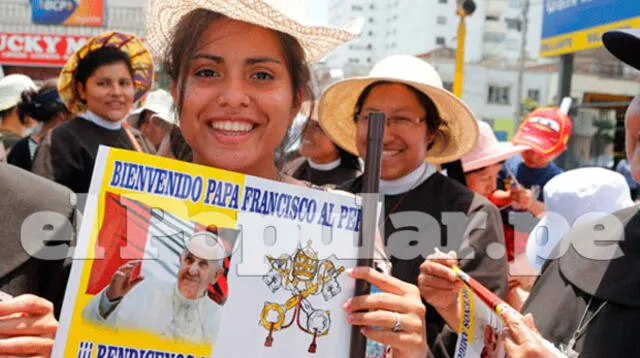 Fieles esperan en la avenida Brasil al papa Francisco | Fotos: Carlos Cronteras
