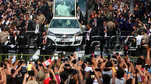 Papa recorre las calles del Centro de Lima