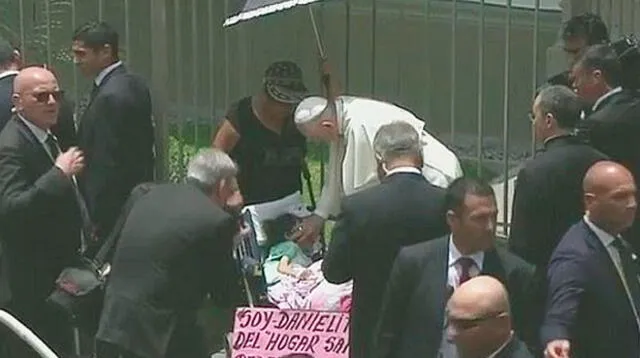 Papa Francisco bendijo a una niña con parálisis cerebral 