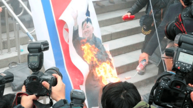 Durante protesta queman foto de Kim Jong-un y banderas de Corea del Norte en Seúl