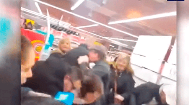 Los videos de las escenas de caos en varios supermercados de Francia fueron compartidos en Youtube