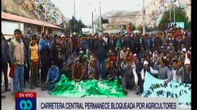 Tensión en la Oroya entre la PNP y agricultores por bloqueo de vía 
