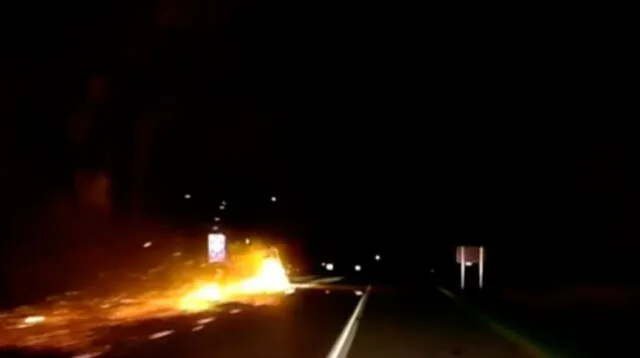 Bola de fuego sorprende a policía australiana en carretera