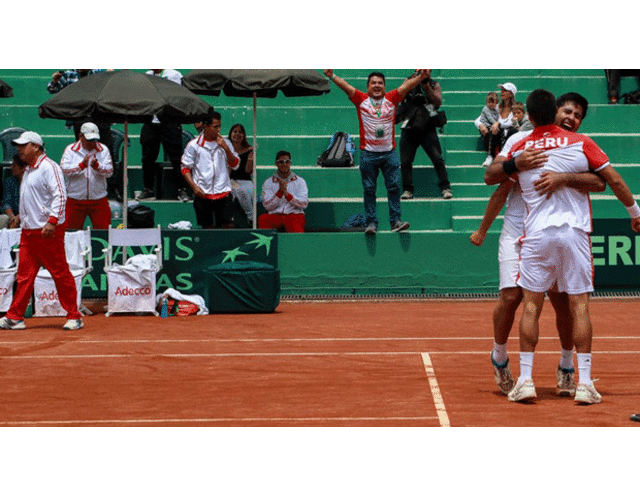 Abrazo de Beretta y Galdós tras derrotar en dobles a los bolivianos. FOTO: Tenis al Máximo