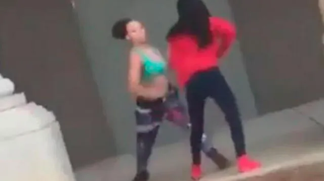 Sexys mujeres se agarran a golpes en plena vía pública