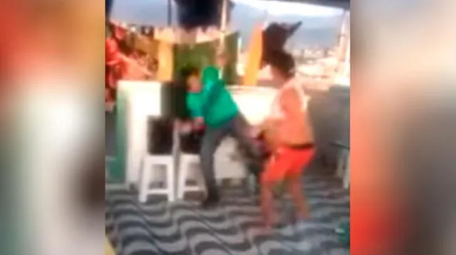Mujer arruina la fiesta de su esposo cuando lo sorprende bailando con otra mujer 