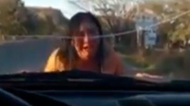 Mujer desnuda pide auxilio en plena carretera en México 