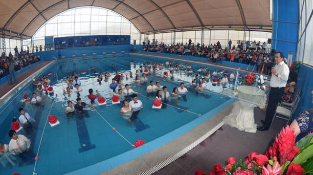  Más de 70 parejas se dieron el sí en piscina semiolímpica