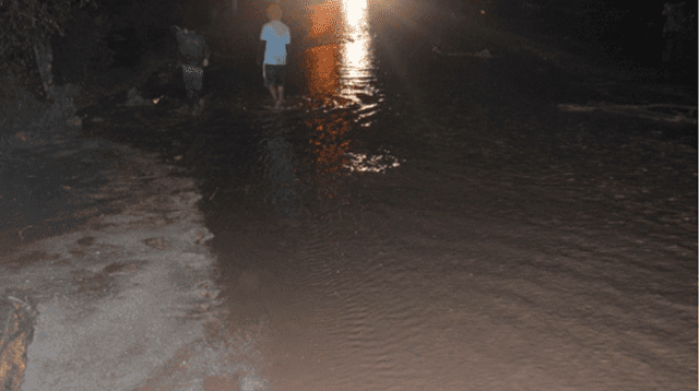 Intensas lluvias causan huaico en Santa Rosa de Quives