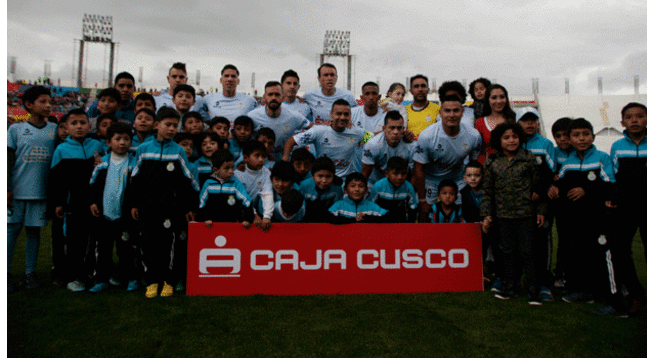 El equipo de Garcilaso posa con jóvenes futbolista. FOTO: Melissa Valdivia