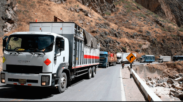 Bloquean Carretera Central contra peaje en Ticlio