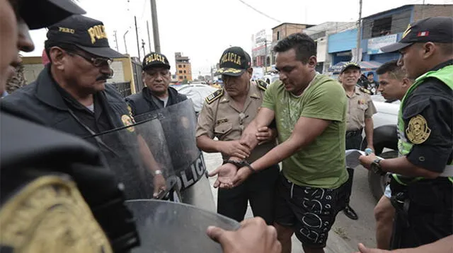Raúl Cristóstomo es llevado esposado a la comisaría de Mariscal Cáceres tras disparar a sus vecinos en San Juan de Lurigancho