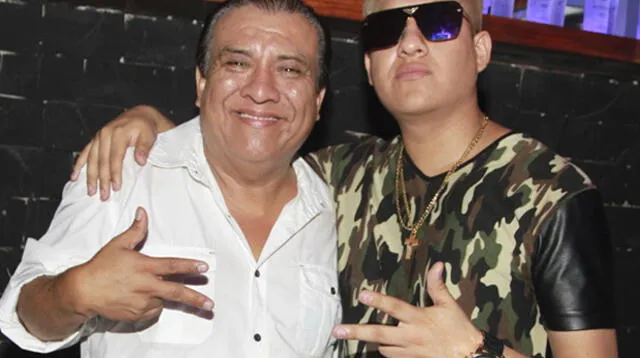 Manolo Rojas con su hijo cuando se lanzó como cantante